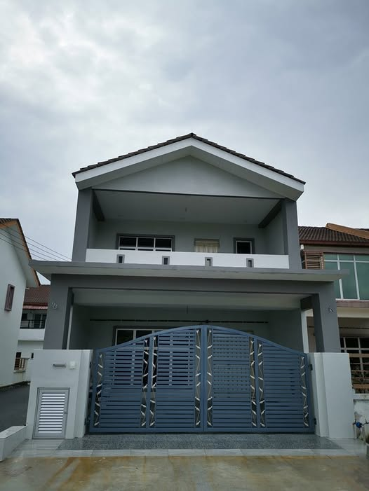 Rumah dua tingkat moden dengan pagar hadapan berwarna kelabu