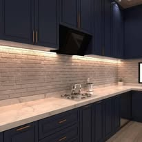 Dapur moden dengan kabinet biru gelap dan kaunter marmar
